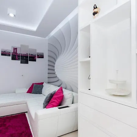 Rentyear White Lejlighed