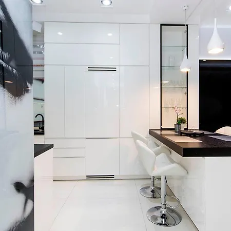 Rentyear White Lejlighed *